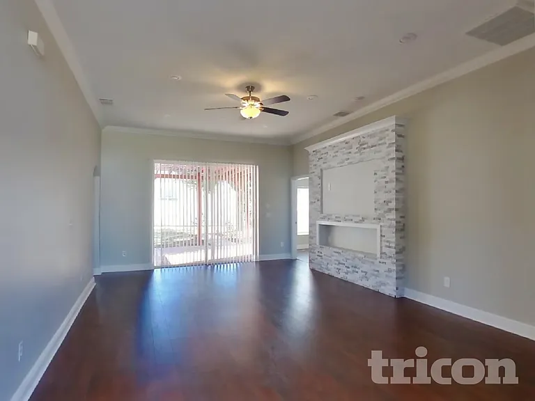 15206 Markham Dr — Photo 2