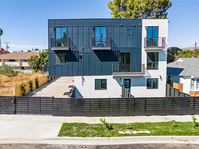 10719 Addison St — Photo 38
