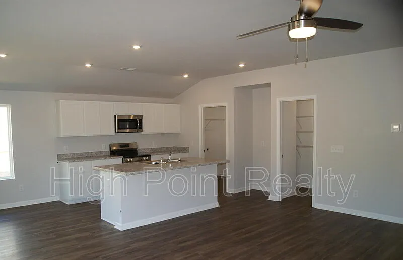 3 bed, 2.0 bath, 1328 sqft, $1,595 — Photo 3