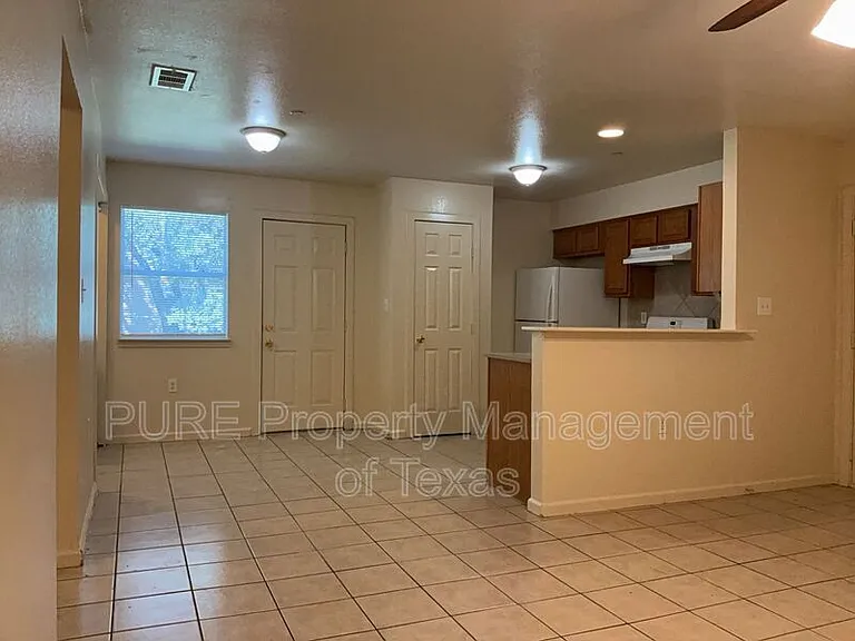 403 Hedgewood Dr #B — Photo 3