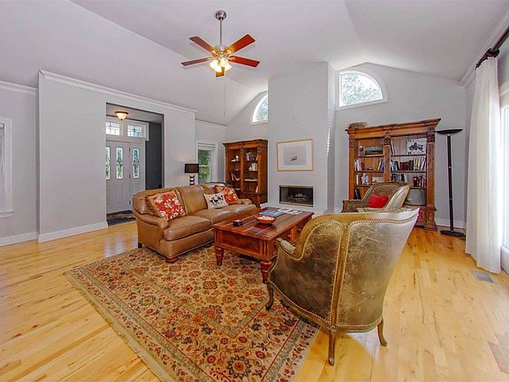 4th image of 5 Southwick Ln