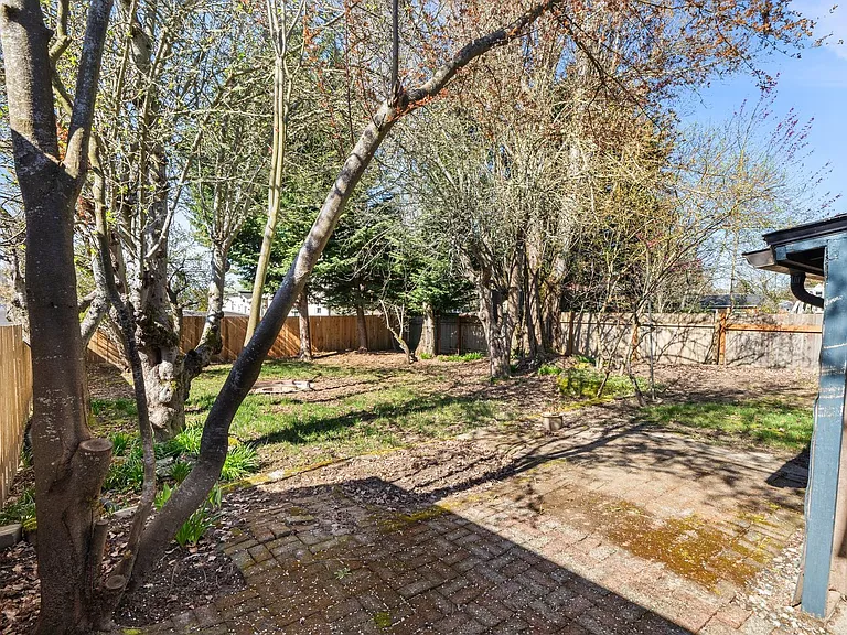 709 McKenzie Ave — Photo 32