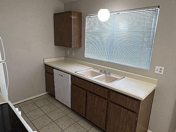 5th image of 1664 S Robin Ln