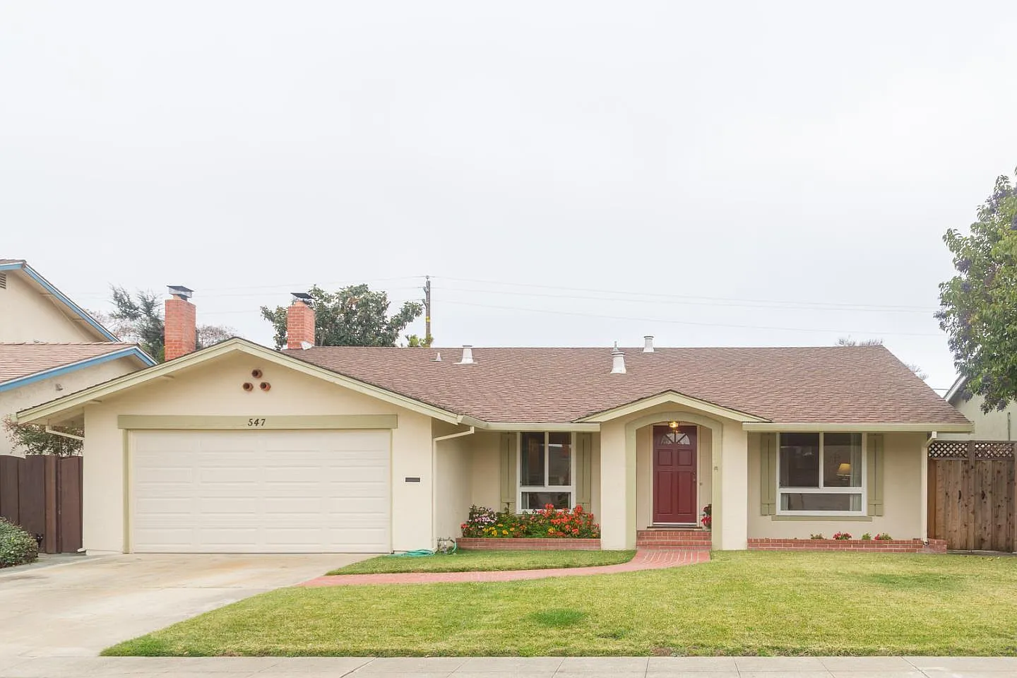 547 Woodstock Way photo 1