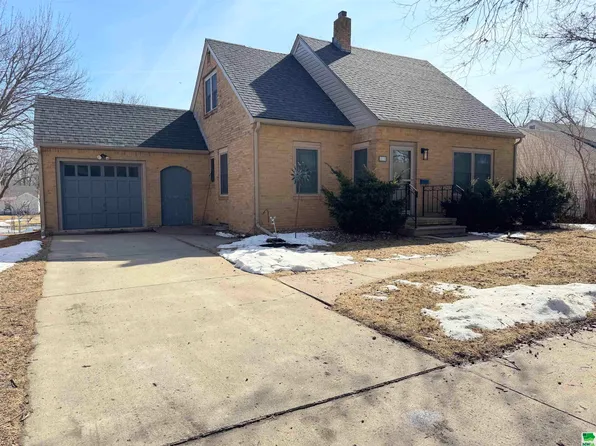 515 Larchwood Dr, Storm Lake, IA 50588