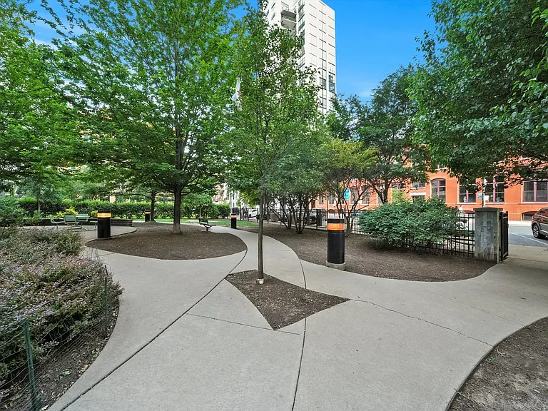 653 N Kingsbury St #1207 — Photo 35