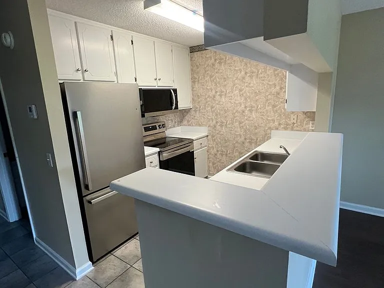 176 Woodmere Dr — Photo 2