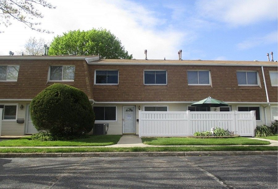 1st image of 102 Storm Dr