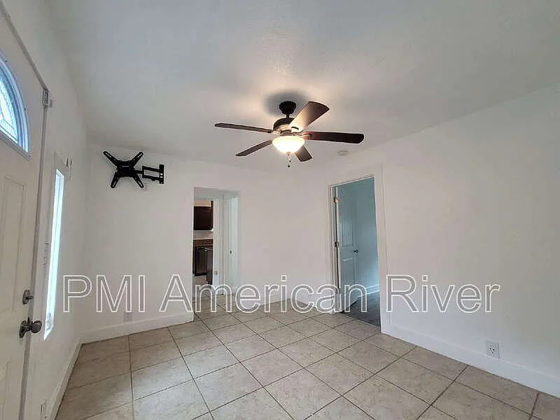 3 bed, 1.0 bath, 1029 sqft, $1,595 — Photo 3