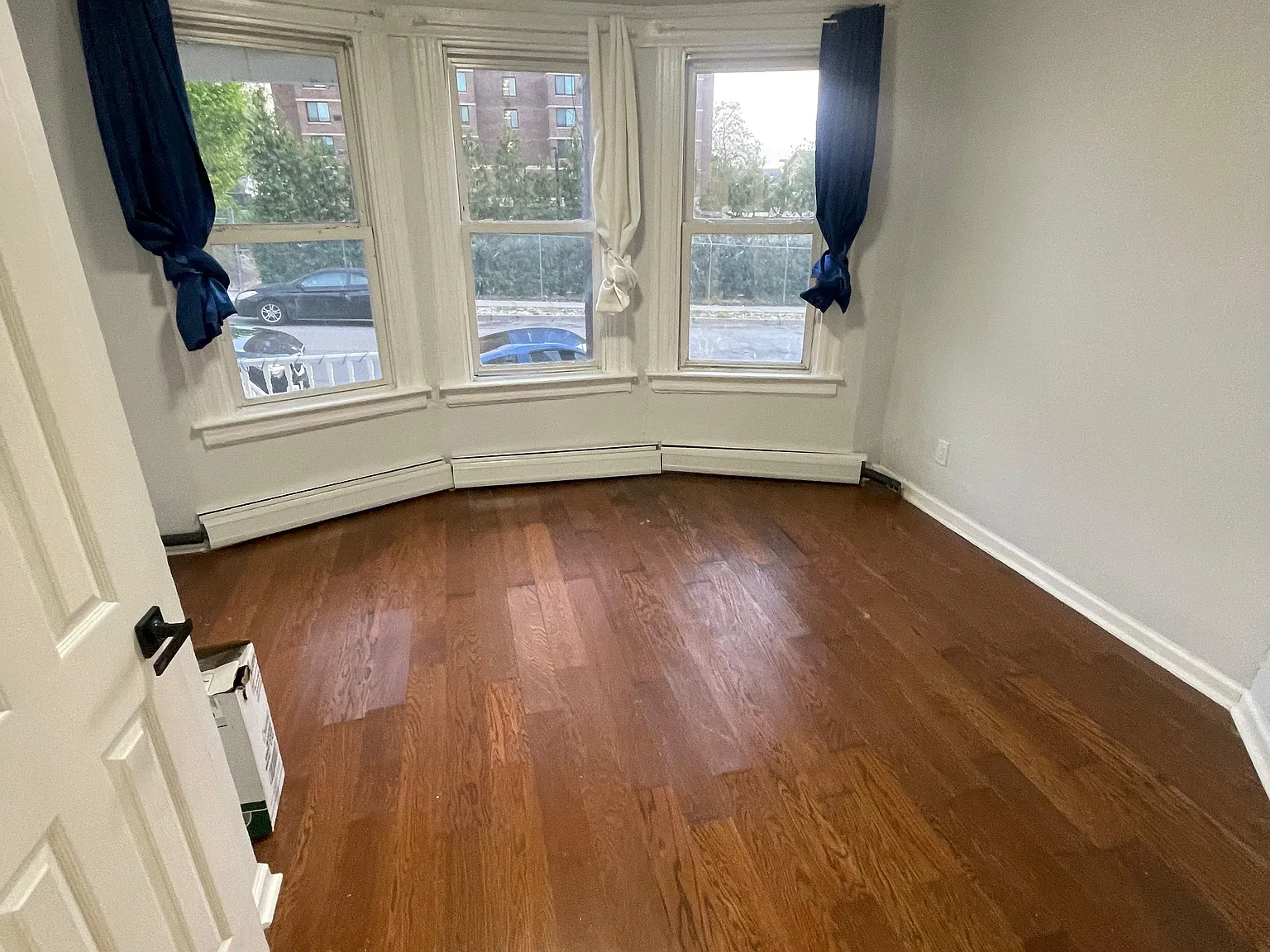 4 bed, $2,400 — Photo 2