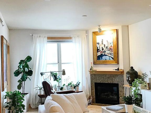 5th image of 360 W Washington Ave Unit 1006