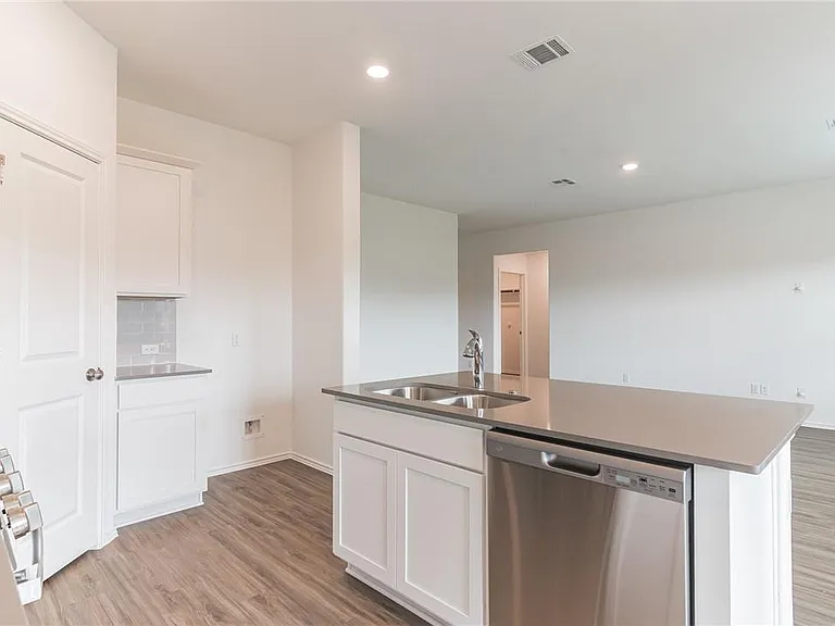 500 Jack Ryan St — Photo 6