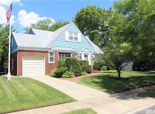 8 Millburn Ct, Freeport, NY 11520