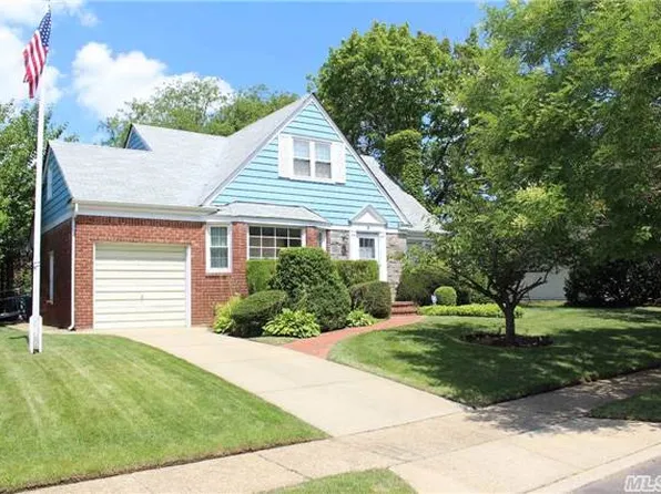8 Millburn Ct, Freeport, NY 11520