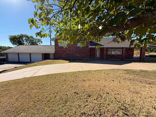 3 bed, 2.5 bath, 2660 sqft, $2,295 — Photo 2