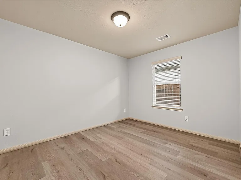 28207 Chalet Park Dr — Photo 31