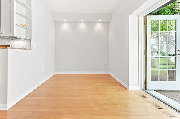 Sold by Poljan Properties Inc. | media 21