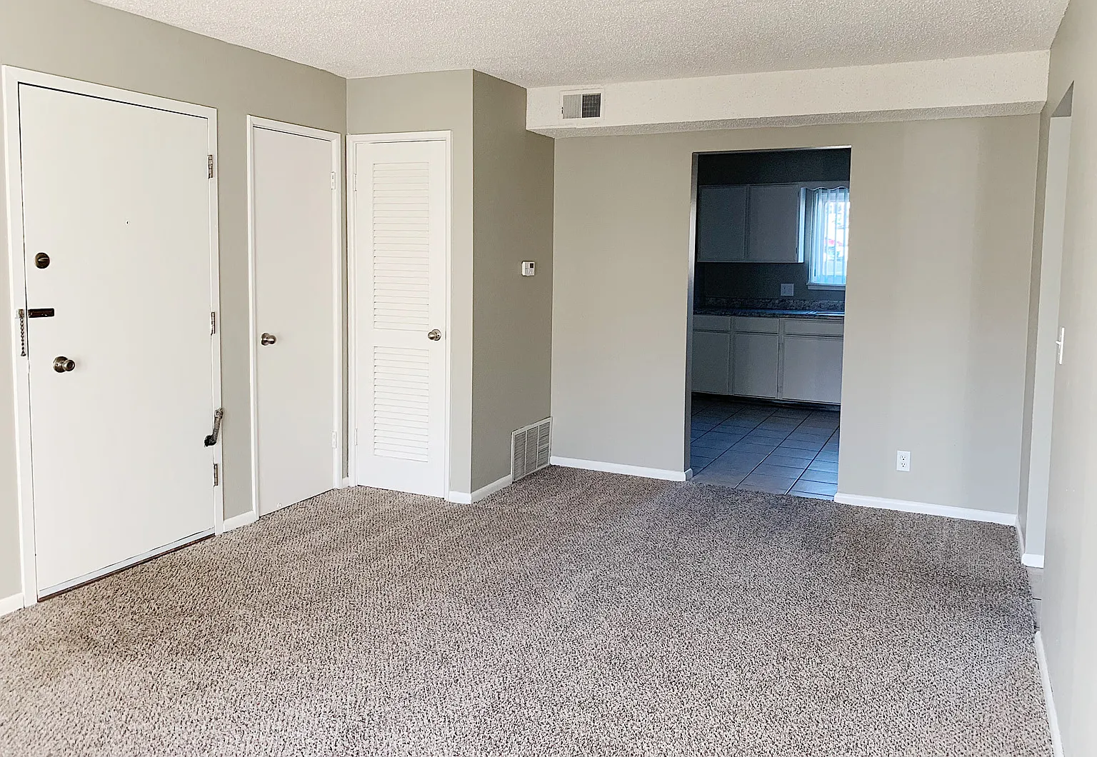 Oak Creek Apartments — Photo 3