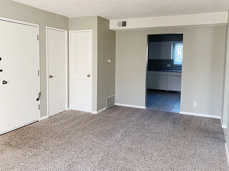 Oak Creek Apartments — Photo 3