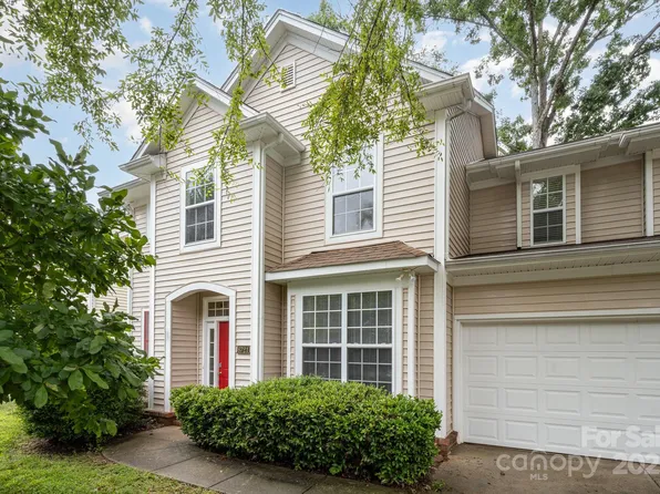 6721 Charter Hills Rd, Charlotte, NC 28277