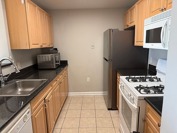 3rd image of 2726 Gallows Rd APT 915