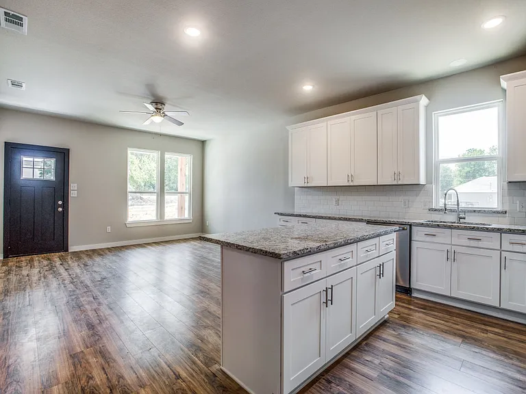 3306 Cedar St — Photo 2