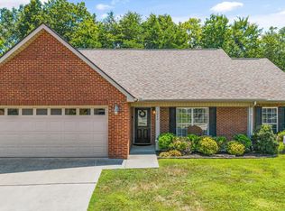 1026 Saint Johns Dr, Maryville, TN 37801