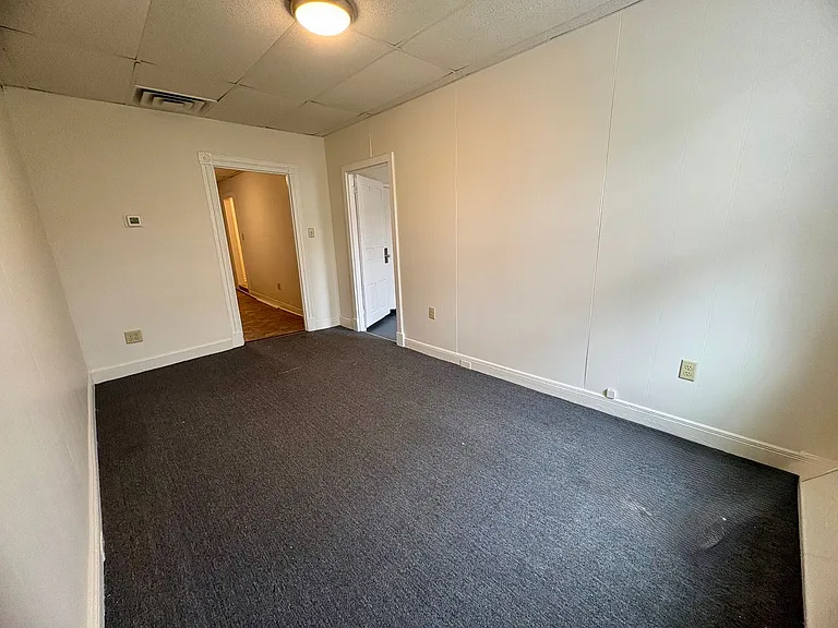 568 Manor St — Photo 5