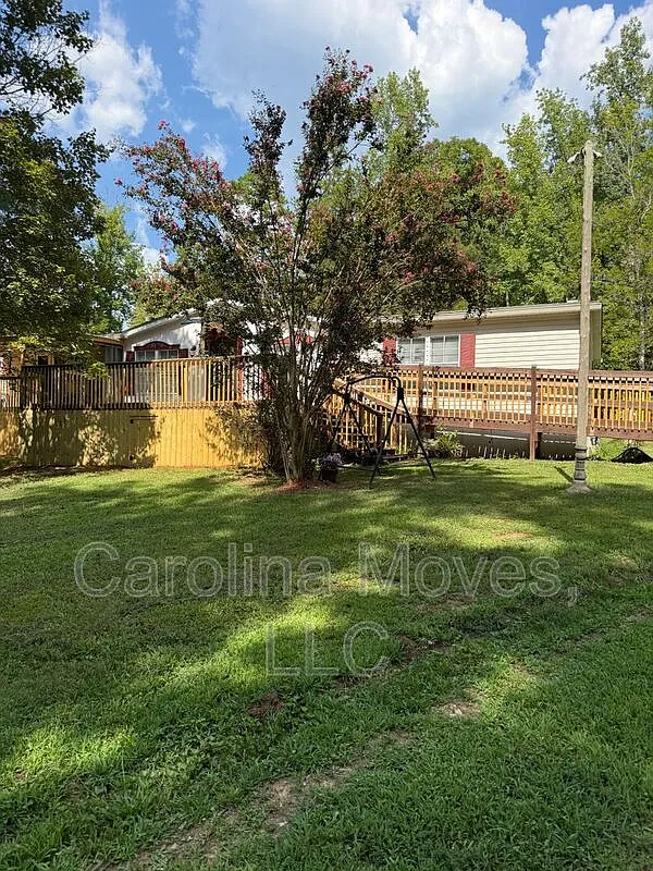 3 bed, 2.0 bath, 1900 sqft, $1,375 — Photo 2