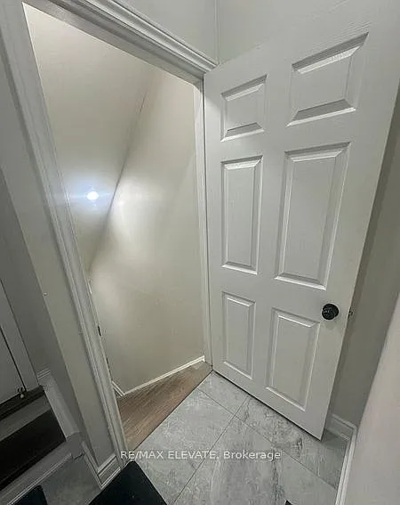 101 Knotwood Cres — Photo 3