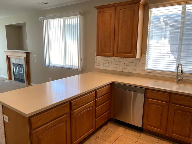 1140 York Dr — Photo 6