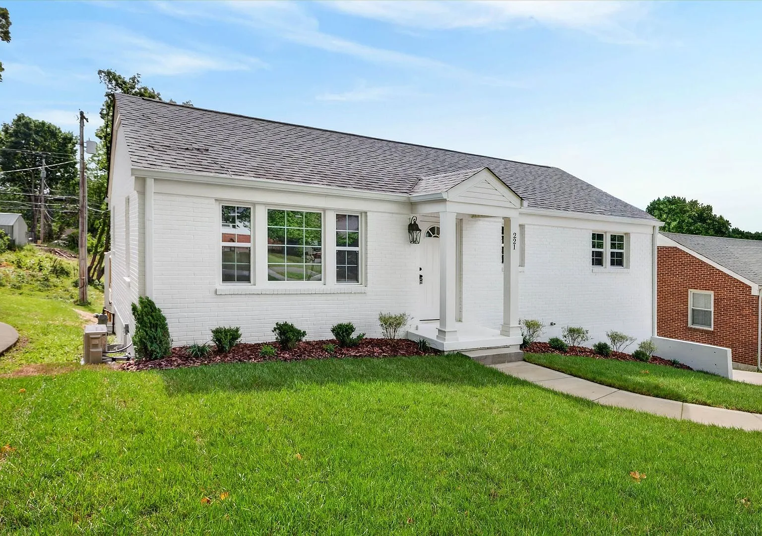Beautiful Renovated 4 Bedroom Home For Rent With a Large Bonus Room! — Photo 2
