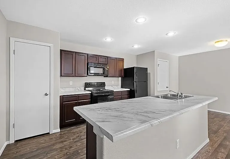 246 E Anabranch Ct — Photo 2