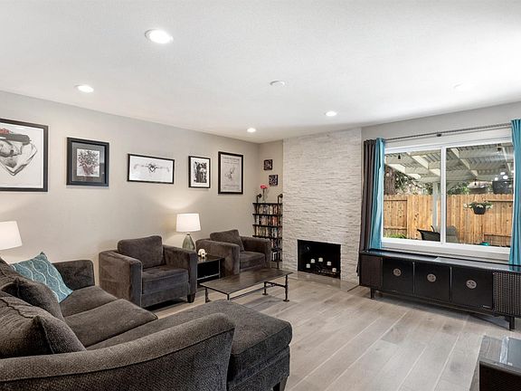 3rd image of 10480 Rose Hill Ct