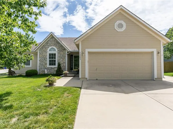 12501 S Crest Dr, Olathe, KS 66061