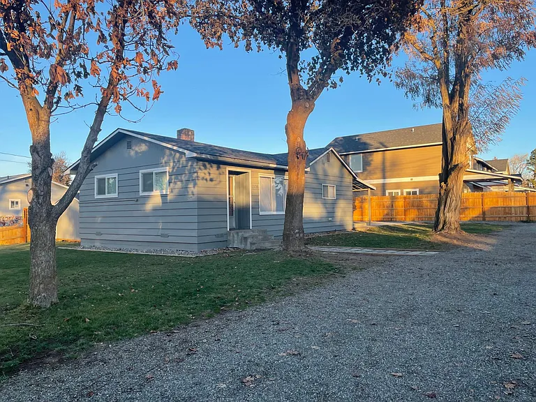 1108 N Cora St — Photo 1