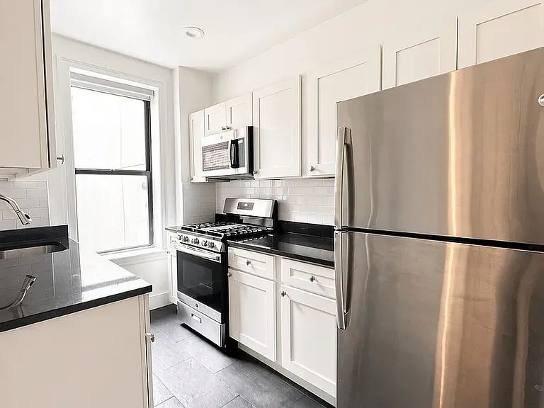 405 W 45th St #6E — Photo 3