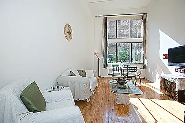 Sold by Domus Realty | media 23