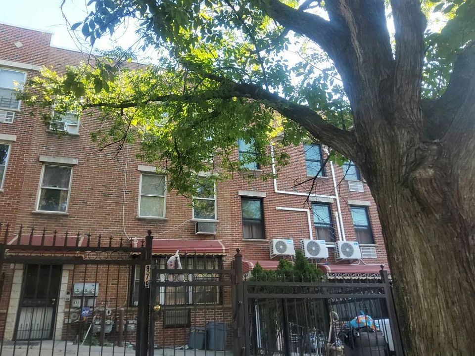 2nd image of 879 Fairmount Pl