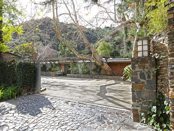 2nd image of 2673 Mandeville Canyon Rd