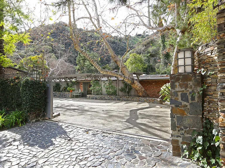 2673 Mandeville Canyon Rd — Photo 2