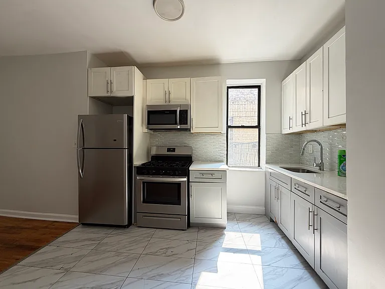 162 Bergen Ave #4A — Photo 1
