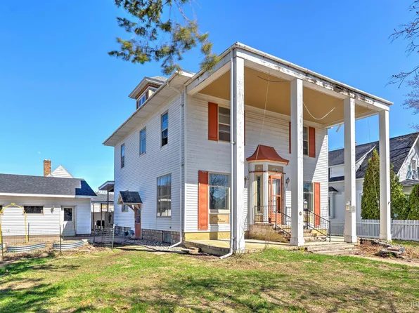 705 S 10th St, Escanaba, MI 49829