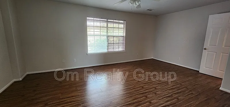 5 bed, 3.0 bath, 2355 sqft, $2,450 — Photo 2