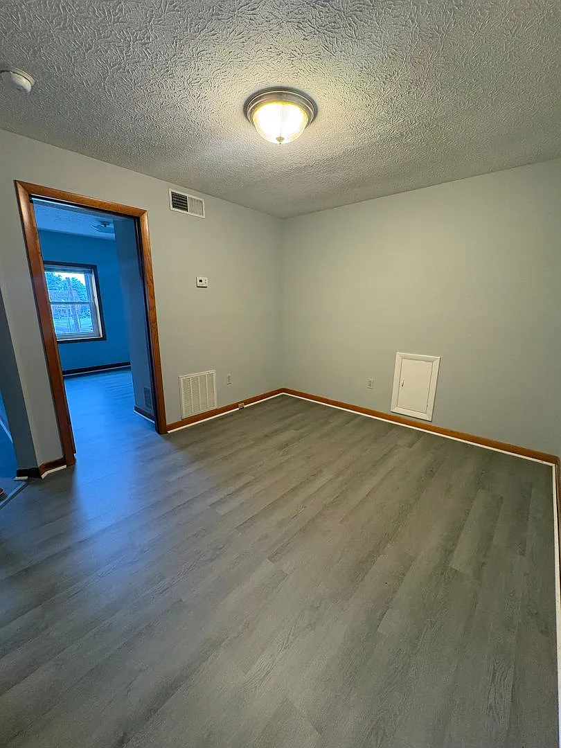 112 South College St. — Photo 4