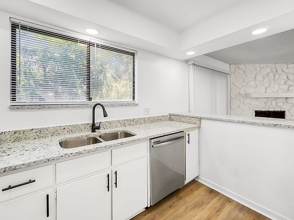 5th image of 1304 E Magnolia Cir #1306
