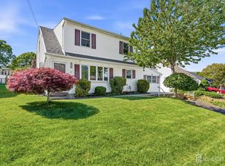 31 Pinetree Dr, Parlin, NJ 08859