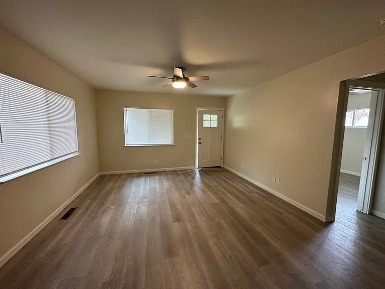 435 Barretta St — Photo 5