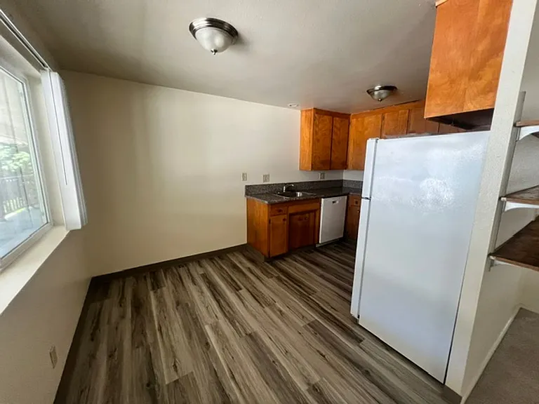 468B - 830 SW Grove Street — Photo 3