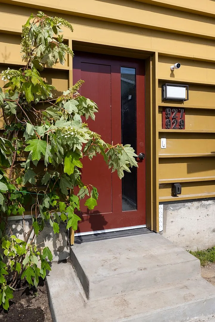 927 Grace — Photo 2